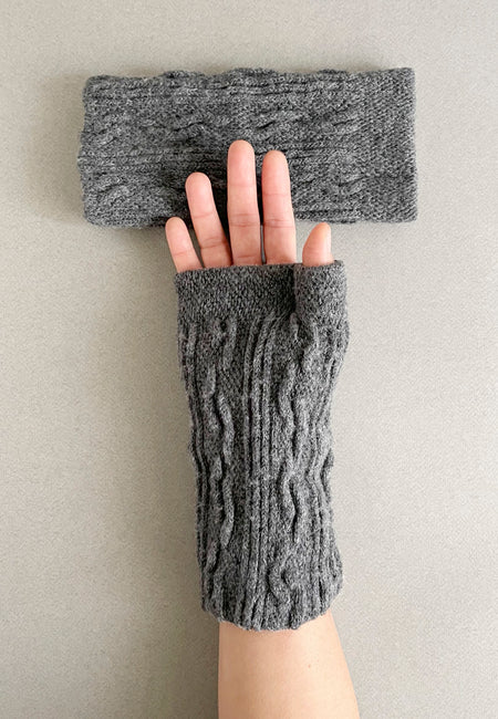 Teni Hand Warmers cosy fingerless wool gloves by Nishiguchi Kutsushita - charcoal grey