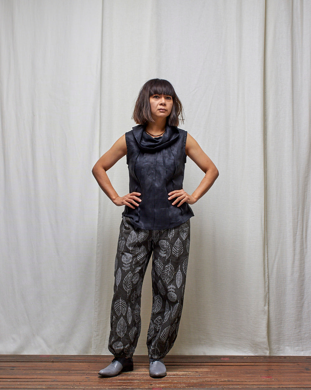 High Tea with Mrs Woo - Vintage-Style Sleeveless Collared Top main image 0